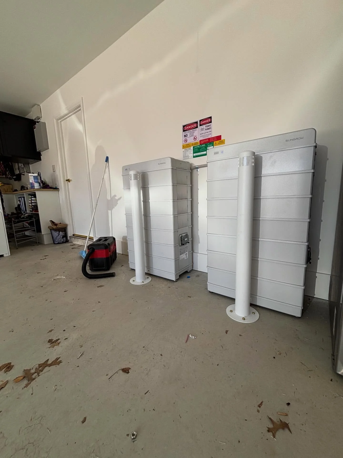 How&rsquo;s this for a residential power plant ⚡️🫡

44.8 KWH of sungrow SBR batteries in DC parallel 

Biggest residential battery we have done to date ⚡️