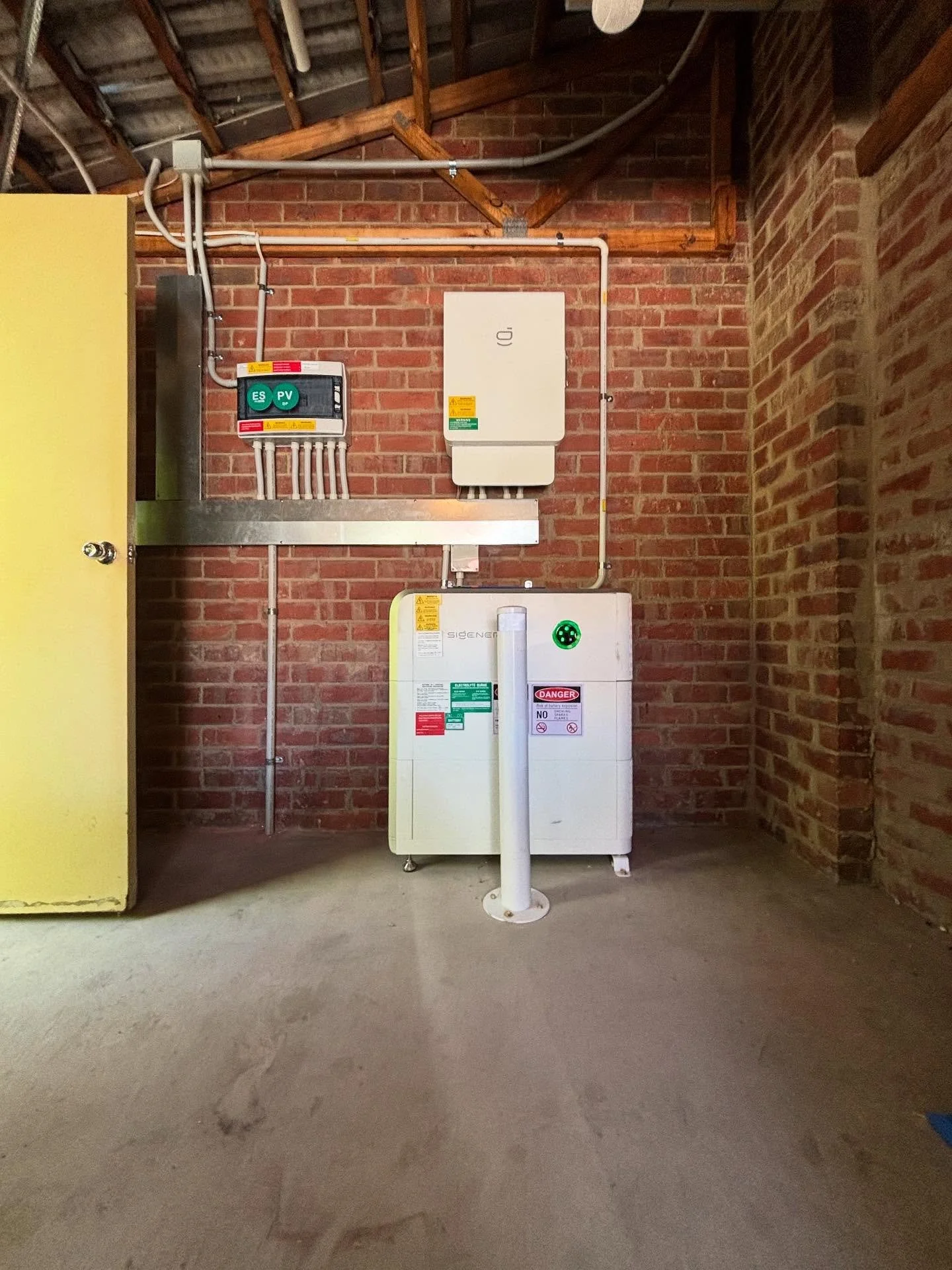 Complete Energy Package Installation ⚡🔋

Our team recently completed a 6.6kW solar system paired with a 10kW Sigenergy hybrid inverter, Sigenergy Gateway, and a 16kWh Sigenergy battery &mdash; delivering a powerful and efficient all-in-one renewable