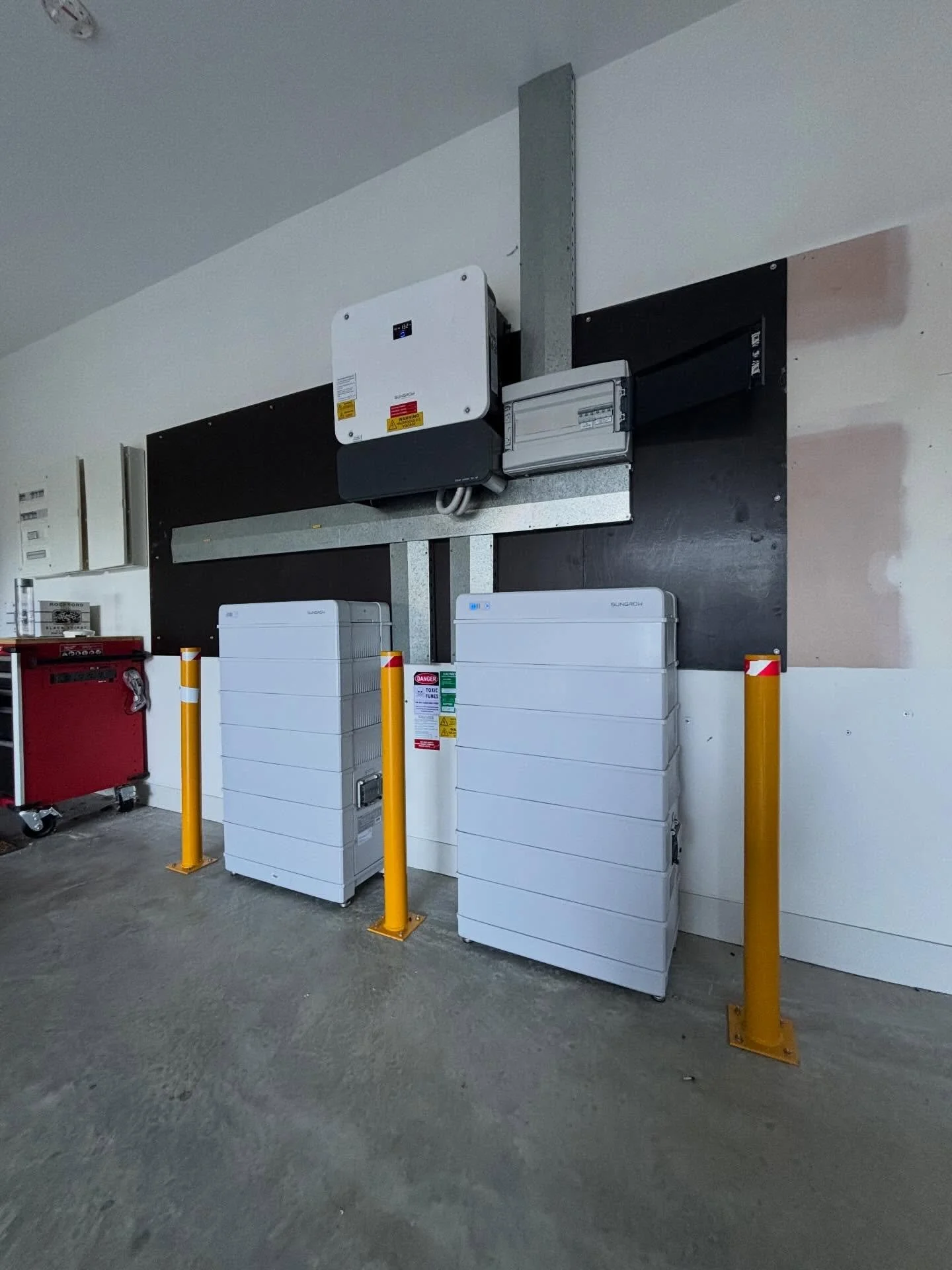 Huge system complete for our amazing clients in yarralumla ☀️ 

14.5KWH solar 

Full removal of old system 

44.8KWH battery