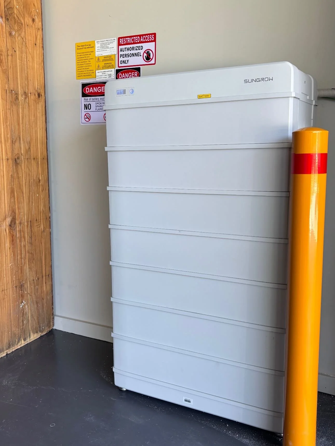 Back to back installs for both of our clients in Googong. 
Our team managed to get two hybrid inverter upgrades and two batteries done for these neighbours last Friday 
Both featuring full home back up and and energy efficient system for a sustainabl