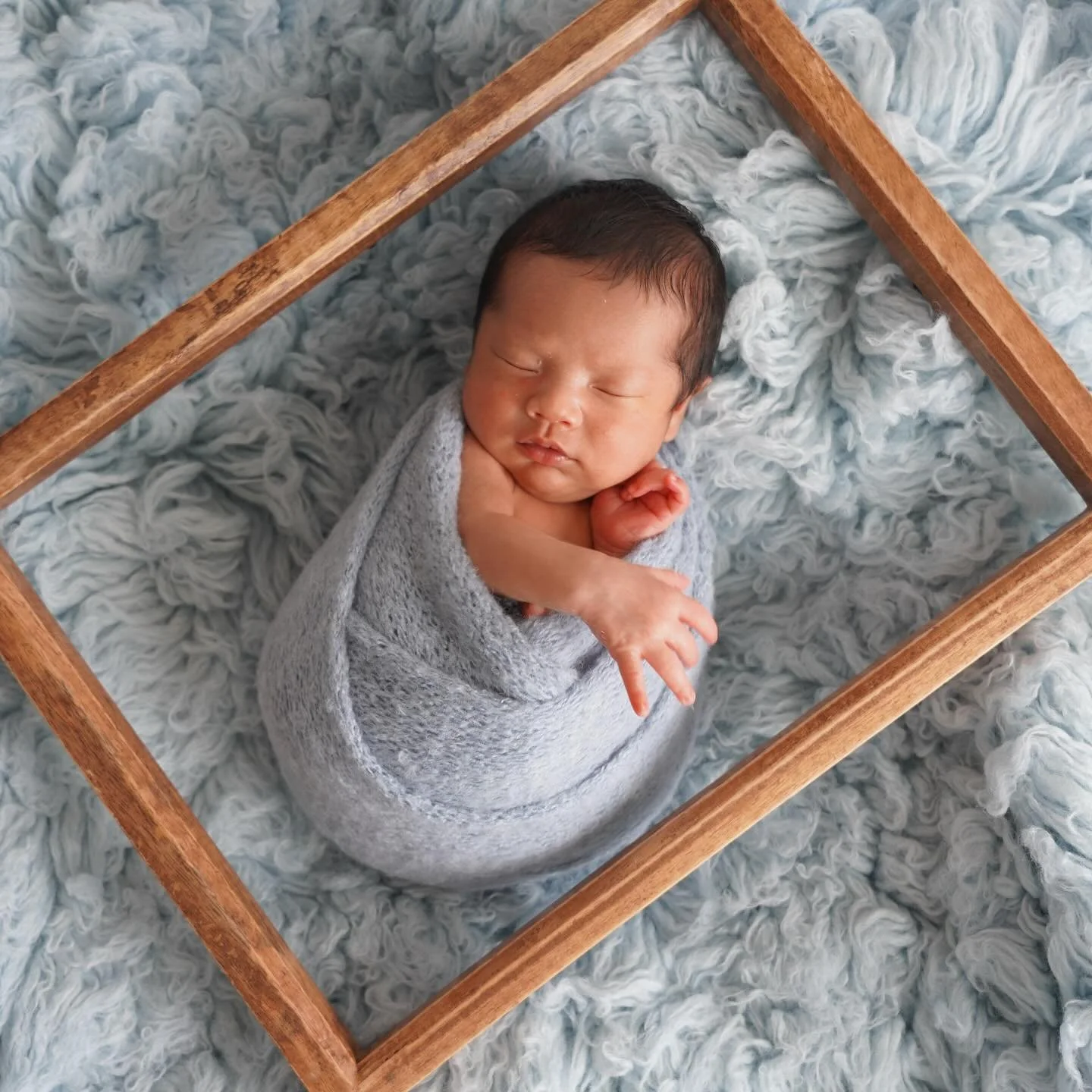 #額縁フォト 
⁡
みのむしポーズに額縁を置いてアート風な写真をパシャリ📸
⁡
⁡
「生まれたての記憶を、写真というカタチに。」

まだ小さな手も、やわらかい肌も、泣き声さえも&hellip;
すべてが新しく、かけがえのない時間。
そんな&rdquo;今この瞬間&rdquo;を、未来に残せるのがニューボーンフォトです。

当スタジオでは、生後30日以内の貴重な時期に合わせた専門撮影を行っております。
赤ちゃんの安全を最優先に、心地よく安心して過ごせる空間を整え、
ご家族にとって一生の宝物となる