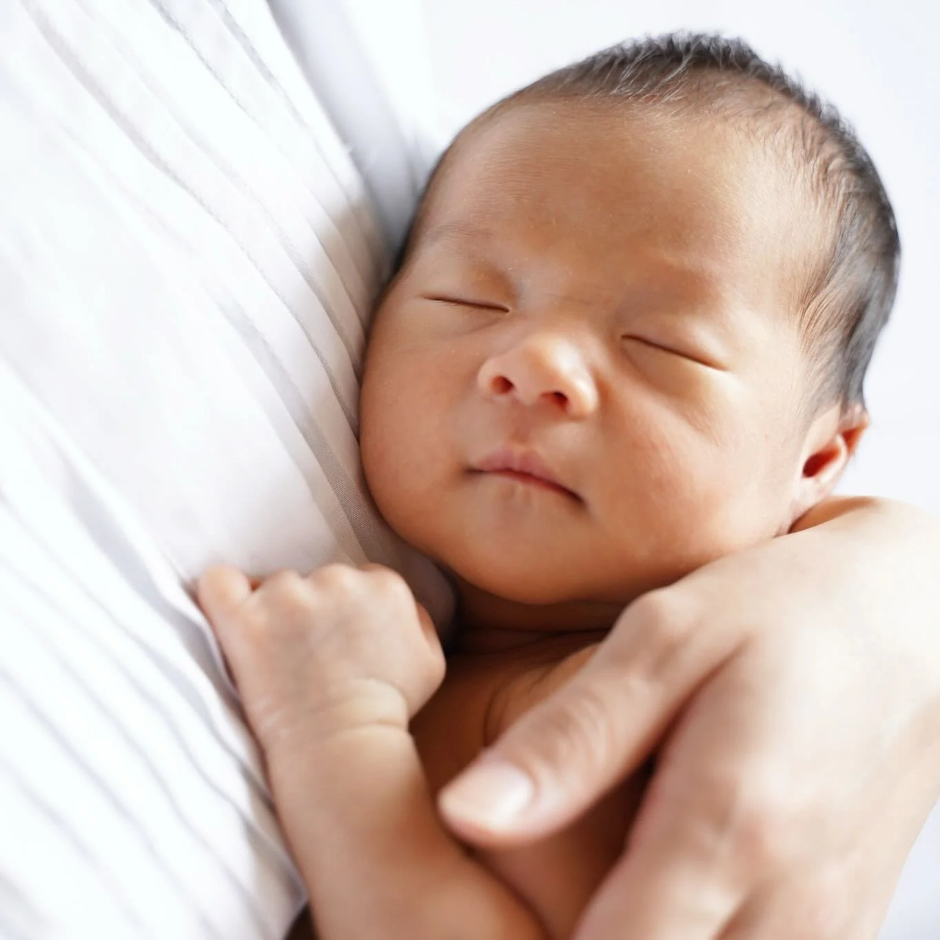 #初心を忘れずに 
⁡
この写真はニューボーンフォトを取り始めた約4年前の写真
ハラハラドキドキしながら撮影したのを覚えています😌
⁡
いまでも常に神経を尖らせて撮影してますが、
体制つらくないかな？暑くないかな？寒くないかな？
キツくないかな？苦しくないかな？
常に考えています🤔

時々頭がパンクしそうになる時もあります😂
ただ赤ちゃんの表情を見るとリセットされちゃうんですよね🥰
フォトグラファーあるあるだと思います！
⁡
新生児期の約1ヶ月なんてあっという間です
撮影に悩んでる皆さん