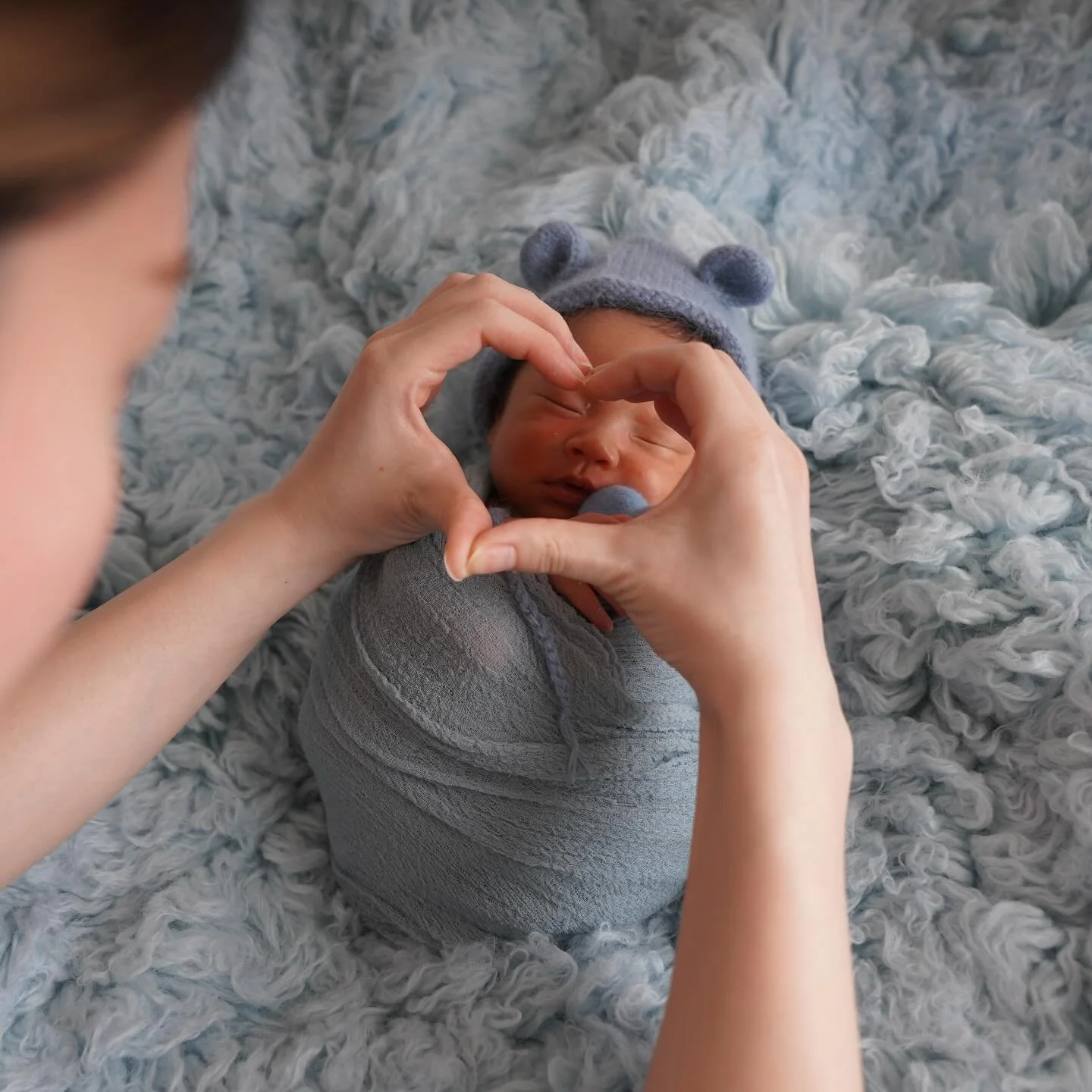 このところわんこの投稿が多くてすみません😌🙏
⁡
ママのハートの中にベビちゃんのお顔🥰
ベビちゃんもハートをにぎにぎ🩵
ママとお揃いだね💕︎
⁡
⁡
⁡
⁡
✼&bull;&bull;┈┈&bull;&bull;✼&bull;&bull;┈┈&bull;&bull;✼&bull;&bull;┈┈&bull;&bull;✼&bull;&bull;┈┈&bull;&bull;✼
⁡
⁡
だれもがみんな「はじめの一歩」から
⁡
⁡
▼
⁡
⁡
◾︎ ニューボーンフォトは安定期に入ったら予約し