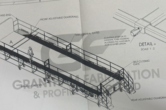 Technical drawing of a modular pedestrian bridge with adjustable guardrails, central gates, self-closing gates, braked casters, and detailed components.