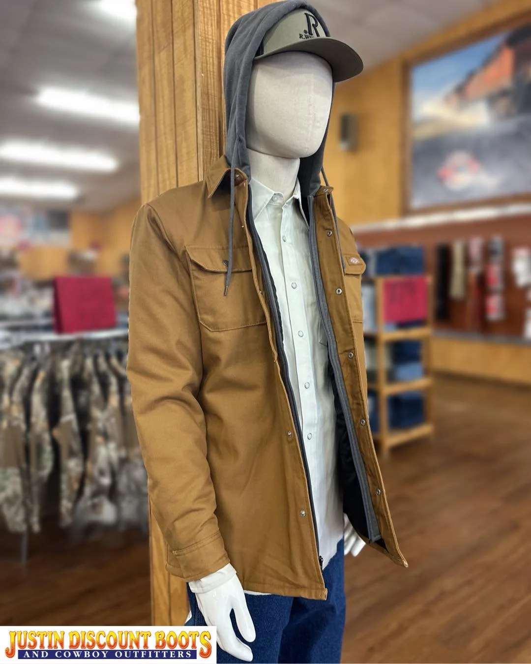 Keep going in any kind of weather with our Men's Water Repellent Duck Hooded Shirt Jacket. Its rugged canvas duck material is upgraded with a Durable Water Repellent (DWR) finish, while the lined jersey hood adds extra warmth so that you can focus on