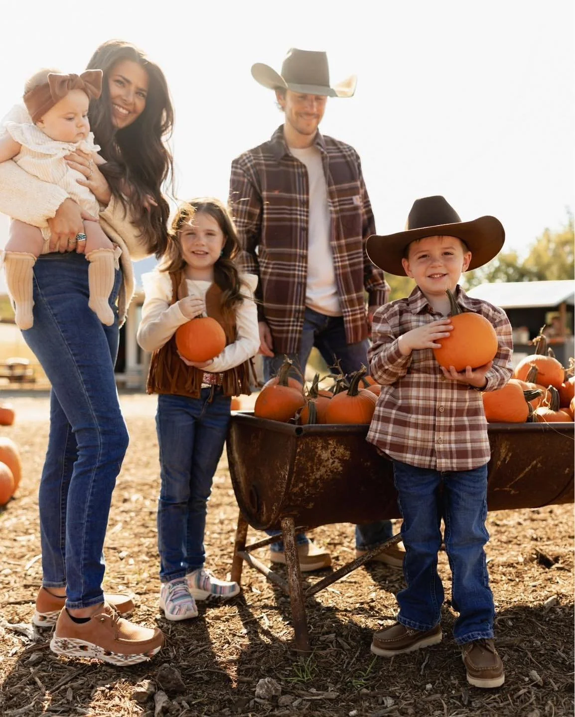 Make memories this Fall in Twisted X! Step into the season in shoes for the whole family with effortless comfort and style for a perfect day at the pumpkin patch. 🎃 — @twistedx 
•
•
#JDB #justindiscountboots #justindiscountbootsandco