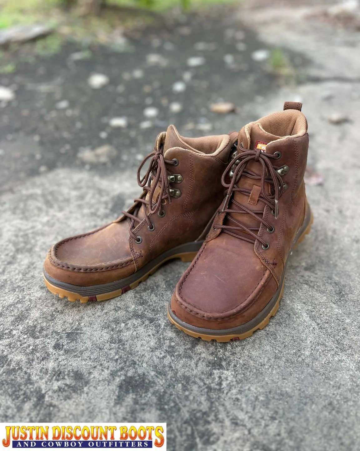 The Men's Work 6&rdquo; Oblique Toe is ready for anything you throw at it. Handcrafted featuring full-grain leather, this lace up makes an unforgettable statement on looks and style with an emphasis on comfort. For stability and durability, Twisted X