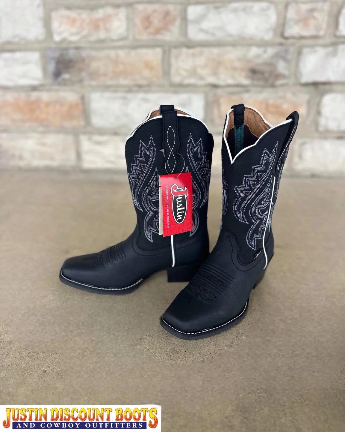 🔔 Boot of the Week 🔔

@justinboots_ brings you a wide selection of cowgirl boots that honor the spirit of the West. With over 140 years of bootmaking heritage, Justin has built a reputation for craftsmanship and quality that has made it a trusted n