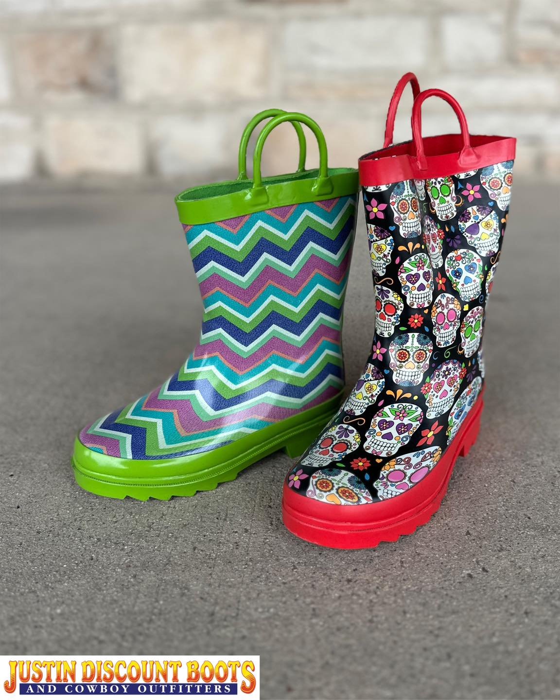 #ranchvibesonly Well, we are about to hit our stormy season WHICH MEANS&hellip; rain 🌧️ Be sure to keep those littles feet dry with a new pair of rain boots!!
&bull;
&bull;
#JDB #justindiscountboots #justindiscountbootsandcowboyoutfitters #justintx 