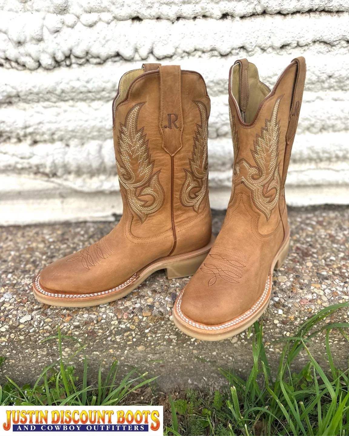 For those crepe sole lovin&rsquo;, round toe wearin&rsquo;, all day workin&rsquo; cowboys!

| @rwatsonboots |
&bull;
&bull;
#JDB #justindiscountboots #justindiscountbootsandcowboyoutfitters #justintx #westernfashion #rodeofashion #ranchfashion #weste