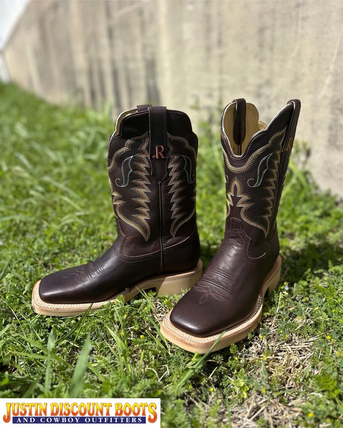 Last night we showed you the gorgeous round toe crepe that @rwatsonboots knew we needed!

Now we get to share their square toe version. Still the same great durable cowhide but adding a glorious dark chocolate vamp took this boot to a whole new level