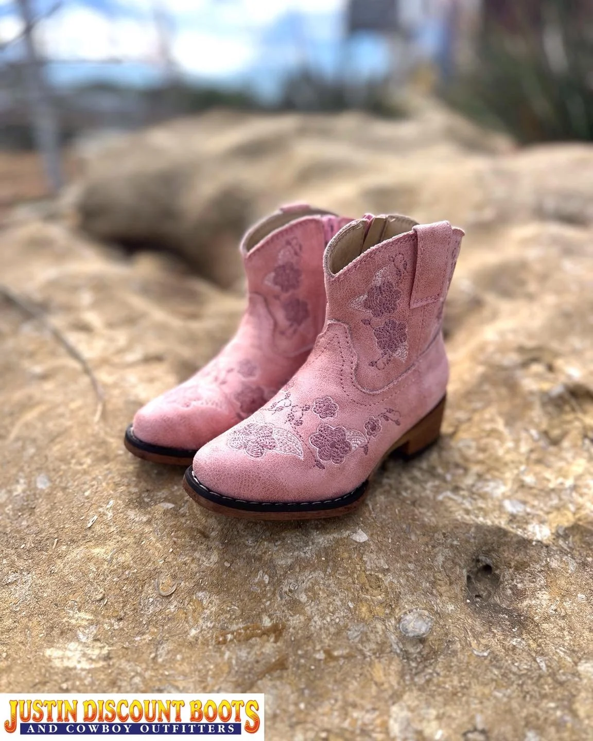 Pink floral 🌸 because why not!

| @roperworld |
&bull;
&bull;
#JDB #justindiscountboots #justindiscountbootsandcowboyoutfitters #justintx #westernfashion #rodeofashion #ranchfashion #westernvibes #rodeovibes #ranchvibes #roper