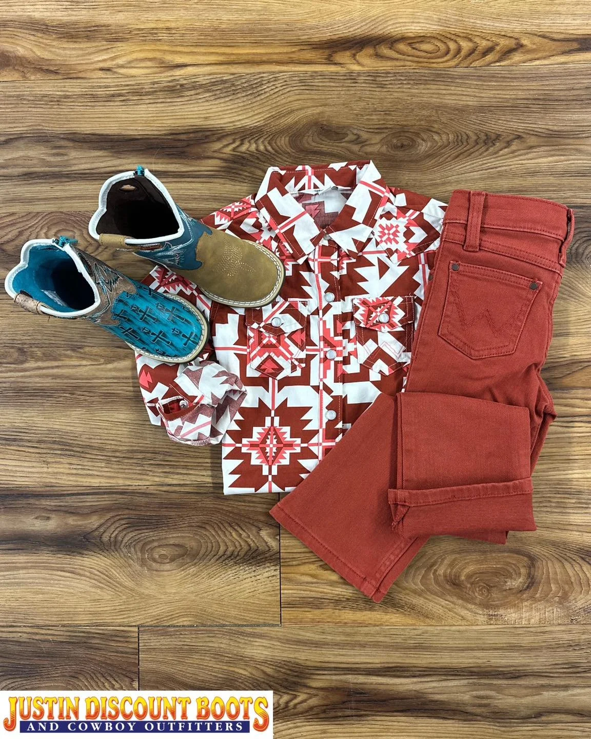 Keep it simple. Keep it poppin&rsquo;.
Either way, keep it @wrangler!
&bull;
&bull;
#JDB #justindiscountboots #justindiscountbootsandcowboyoutfitters #justintx #westernfashion #rodeofashion #ranchfashion #westernvibes #rodeovibes #ranchvibes #wrangle