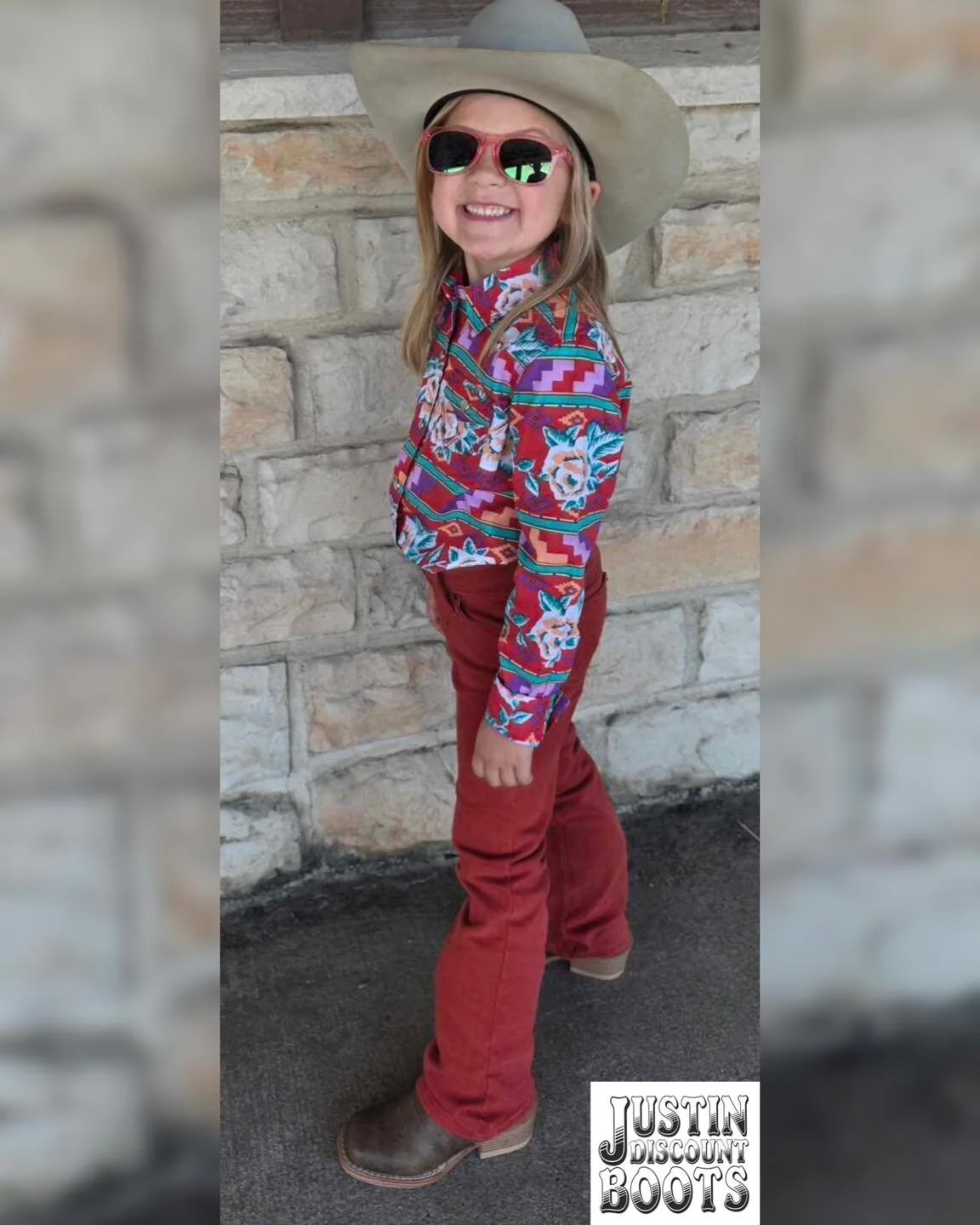 Meet Poppy! She&rsquo;s the newest little cowgirl outfitted in all things JDB &amp; she&rsquo;s as cute as a button!!

📸 Cayden James-Tip Hall
&bull;
&bull;
#JDB #justindiscountboots #justindiscountbootsandcowboyoutfitters #justintx #westernfashion 