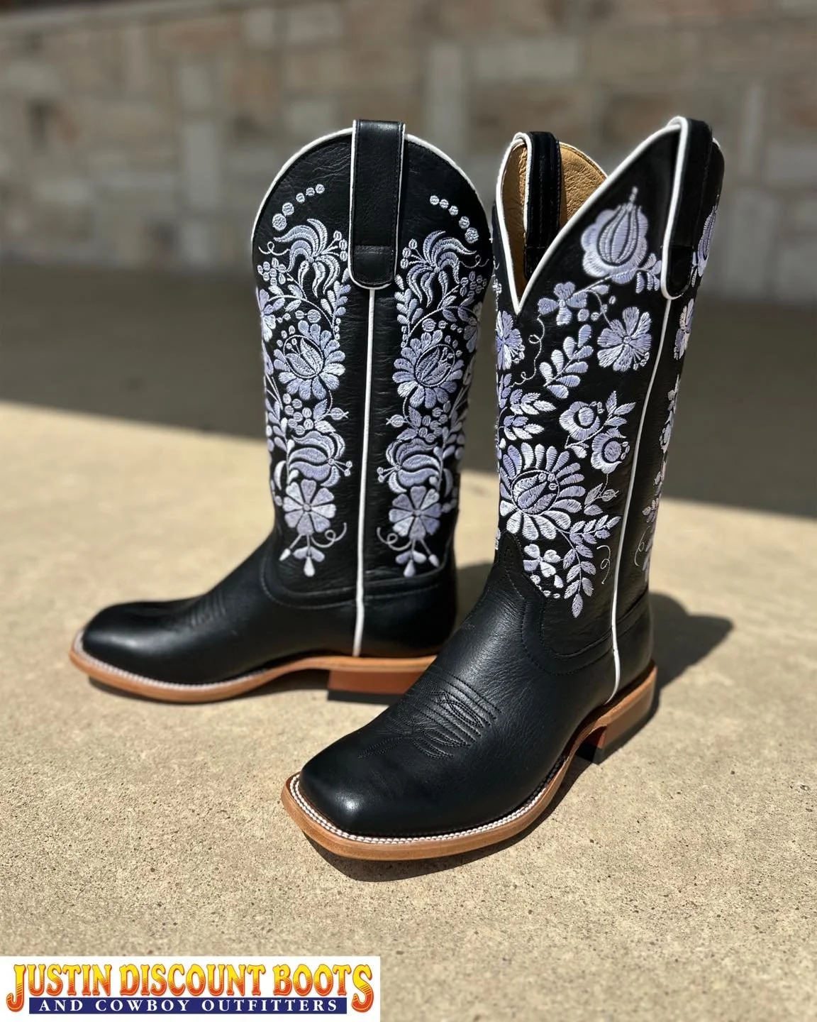 A ladies fave is RESTOCKED!! You can&rsquo;t ever go wrong with black &amp; white 🖤🤍

| @maciebeanboots |
&bull;
&bull;
#JDB #justindiscountboots #justindiscountbootsandcowboyoutfitters #justintx #westernfashion #rodeofashion #ranchfashion #western