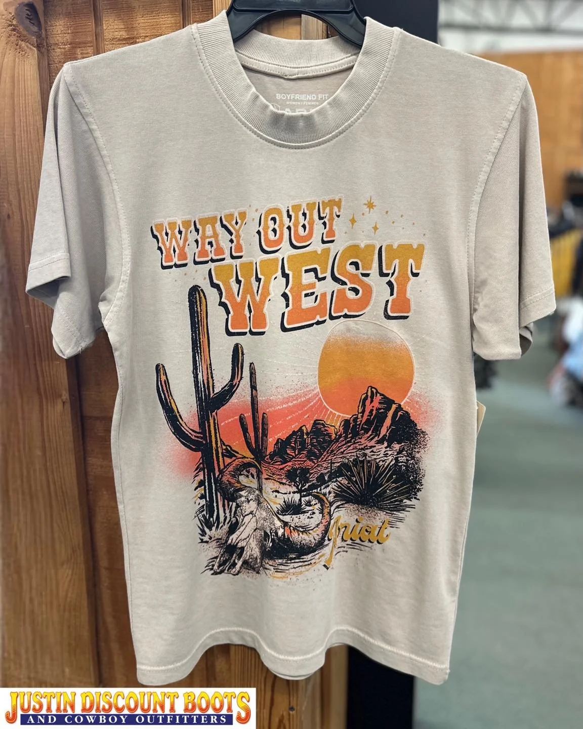 I love an oversized tee! Whether you pick a boyfriend tee or a relaxed tee, you&rsquo;ve always got room to move and to breath, especially in this Texas heat 🥵

| @ariatinternational |
&bull;
&bull;
#JDB #justindiscountboots #justindiscountbootsandc