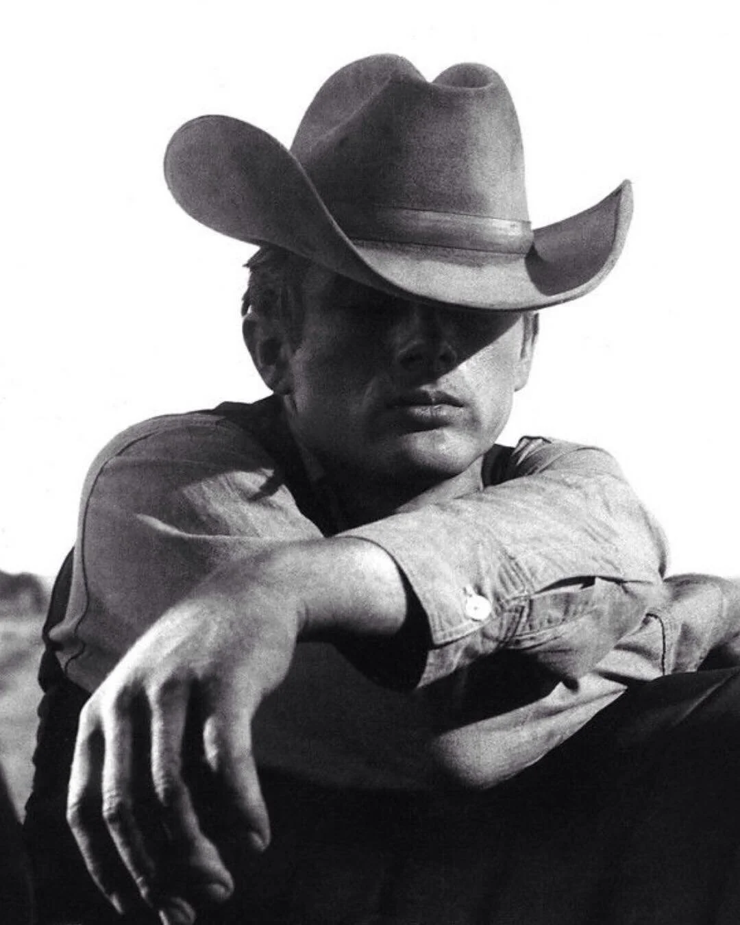 🤠 Throwback Thursday 🤠

Maybe we bring back this style of wearing a cowboy hat. Just barely above the eyes leaving you in a mysterious haze 🫠
&bull;
&bull;
#JDB #justindiscountboots #justindiscountbootsandcowboyoutfitters #justintx #westernfashion