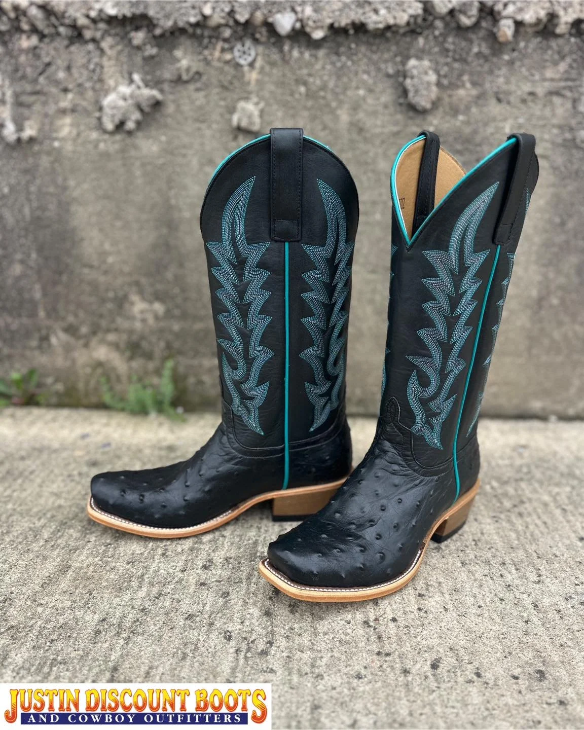 You can never go wrong with black 🖤

| @maciebeanboots |
&bull;
&bull;
#JDB #justindiscountboots #justindiscountbootsandcowboyoutfitters #justintx #westernfashion #rodeofashion #ranchfashion #westernvibes #rodeovibes #ranchvibes #maciebeanboots