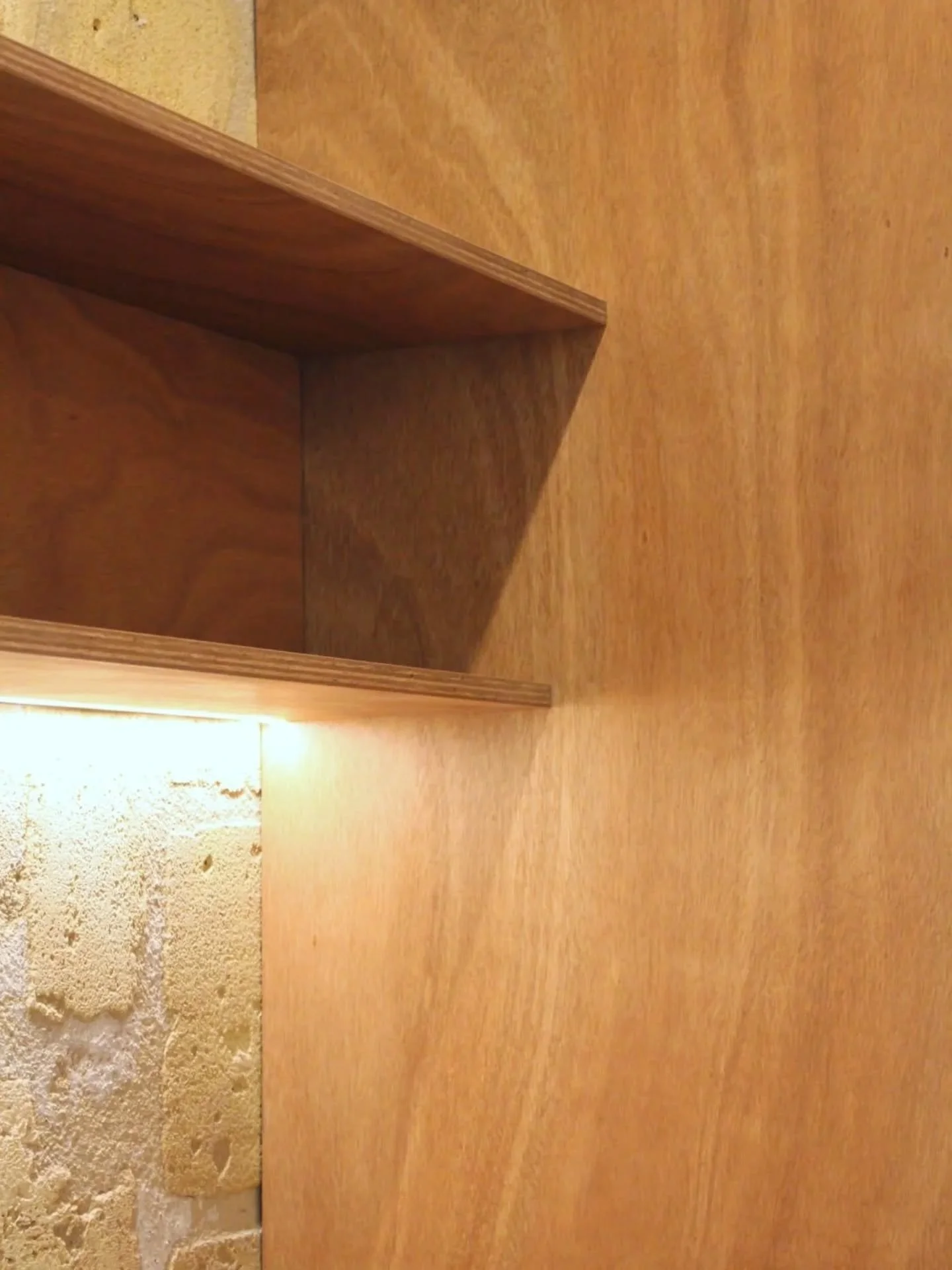 PROJET SAINT-FRAN&Ccedil;OIS 

Appartement 1

Fabrication et pose d'un ensemble de menuiserie en contreplaqu&eacute; okoum&eacute; et MDF stratifi&eacute; pour deux appartements dans le centre de Bordeaux. Fabrication et pose d'une double porte vitr&