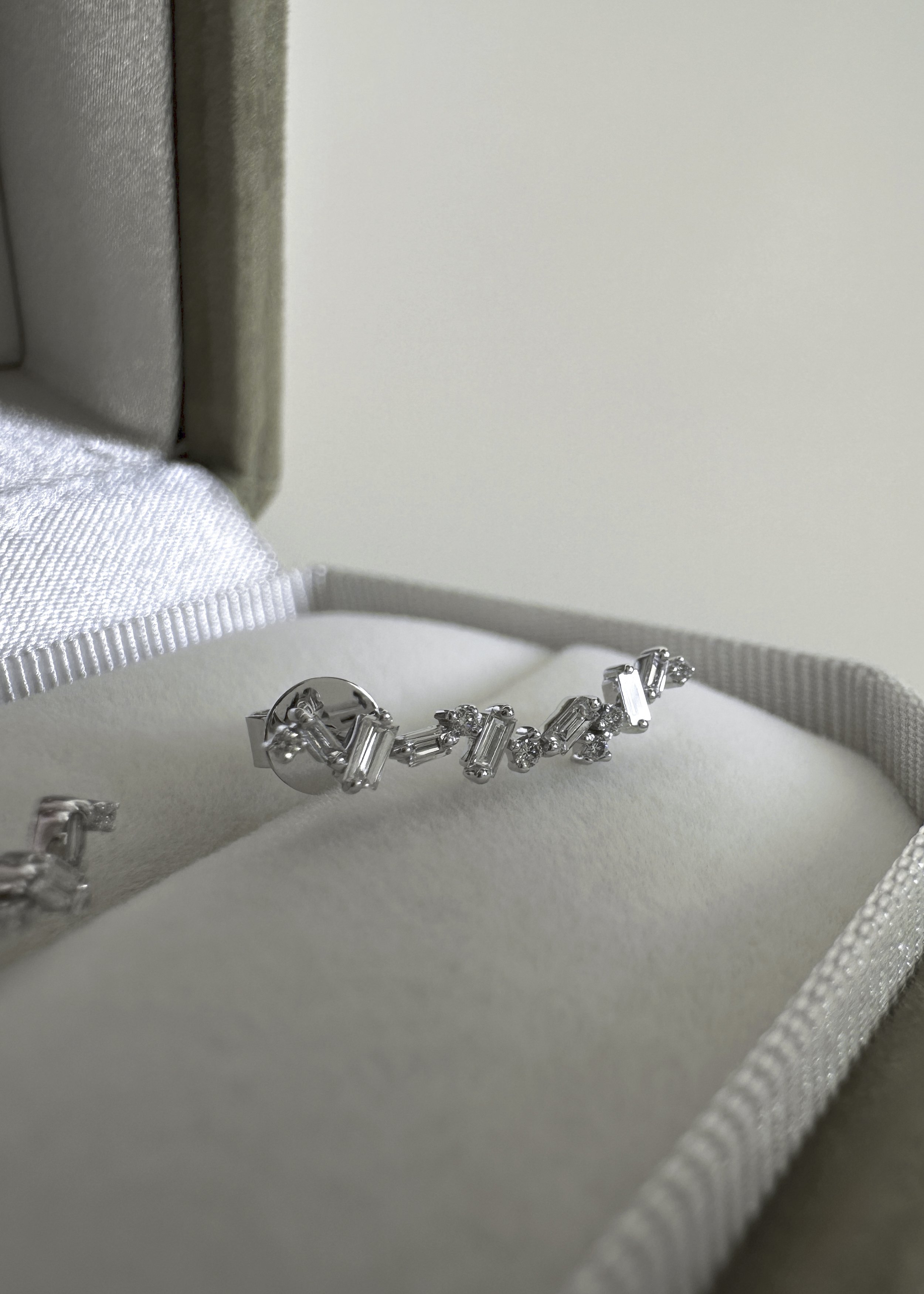 Senavaia JE T’AIME Morse Code Stud Earrings in White Solid Gold with Diamonds