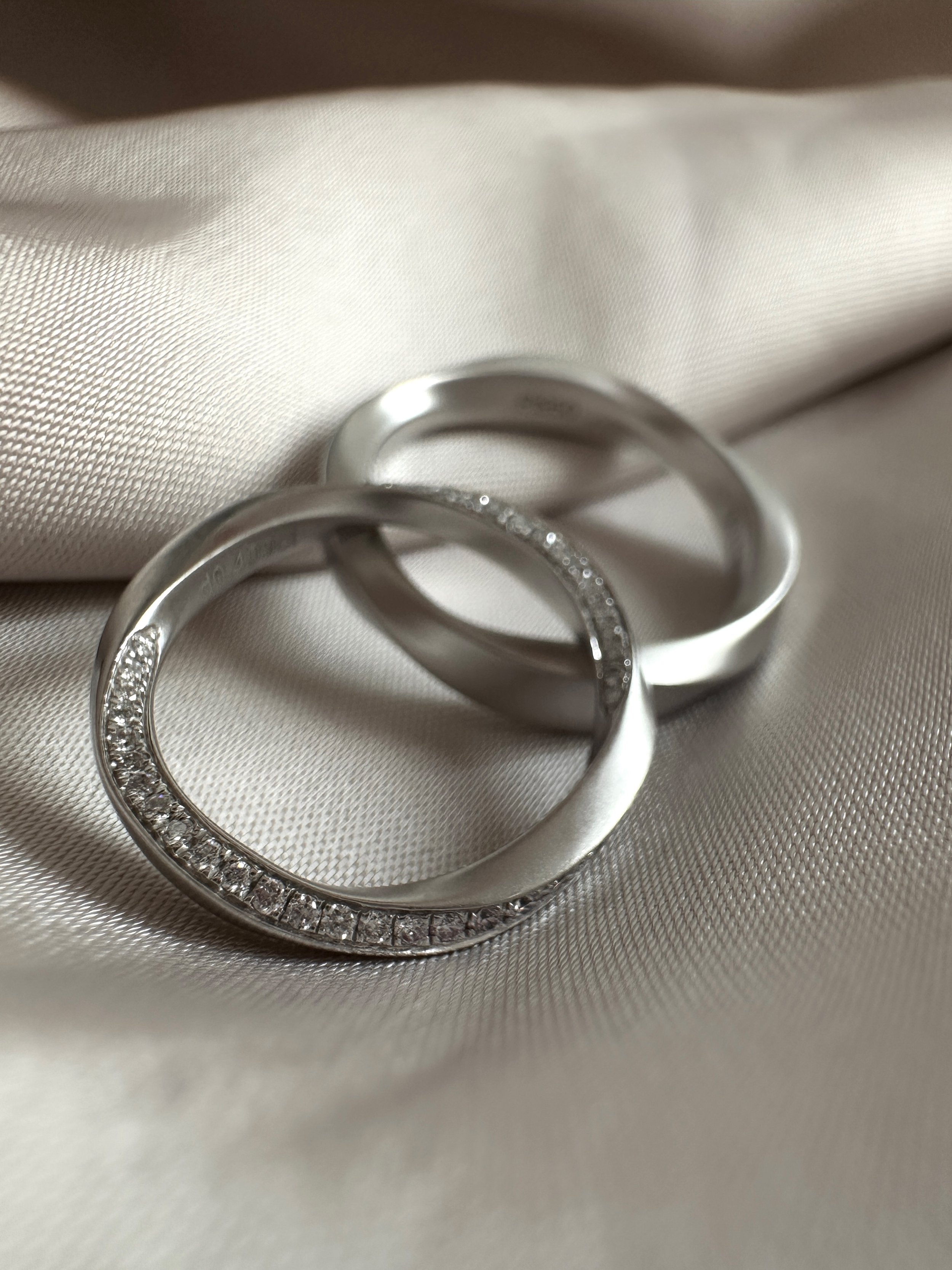 Senavaia Möbius solid gold Wedding Band with diamonds for Woman