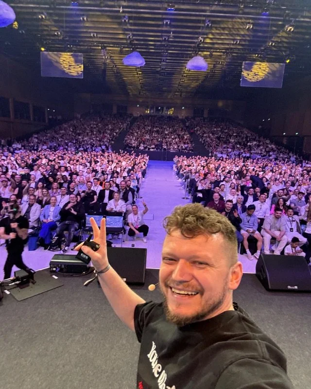 Nikita Fahrenholz bei seiner Keynote auf dem Entrepreneur Summit, vor vollem Saal