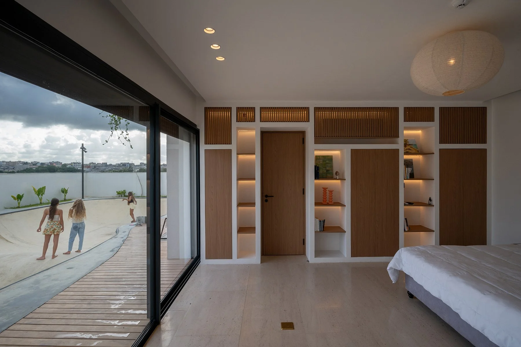  Villa Riviera Golf is a family residence in Abidjan, Côte d'Ivoire, designed around movement, outdoor living, and the everyday rituals of its inhabitants. Located on a sloped site, the house responds to the region's tropical conditions through a com