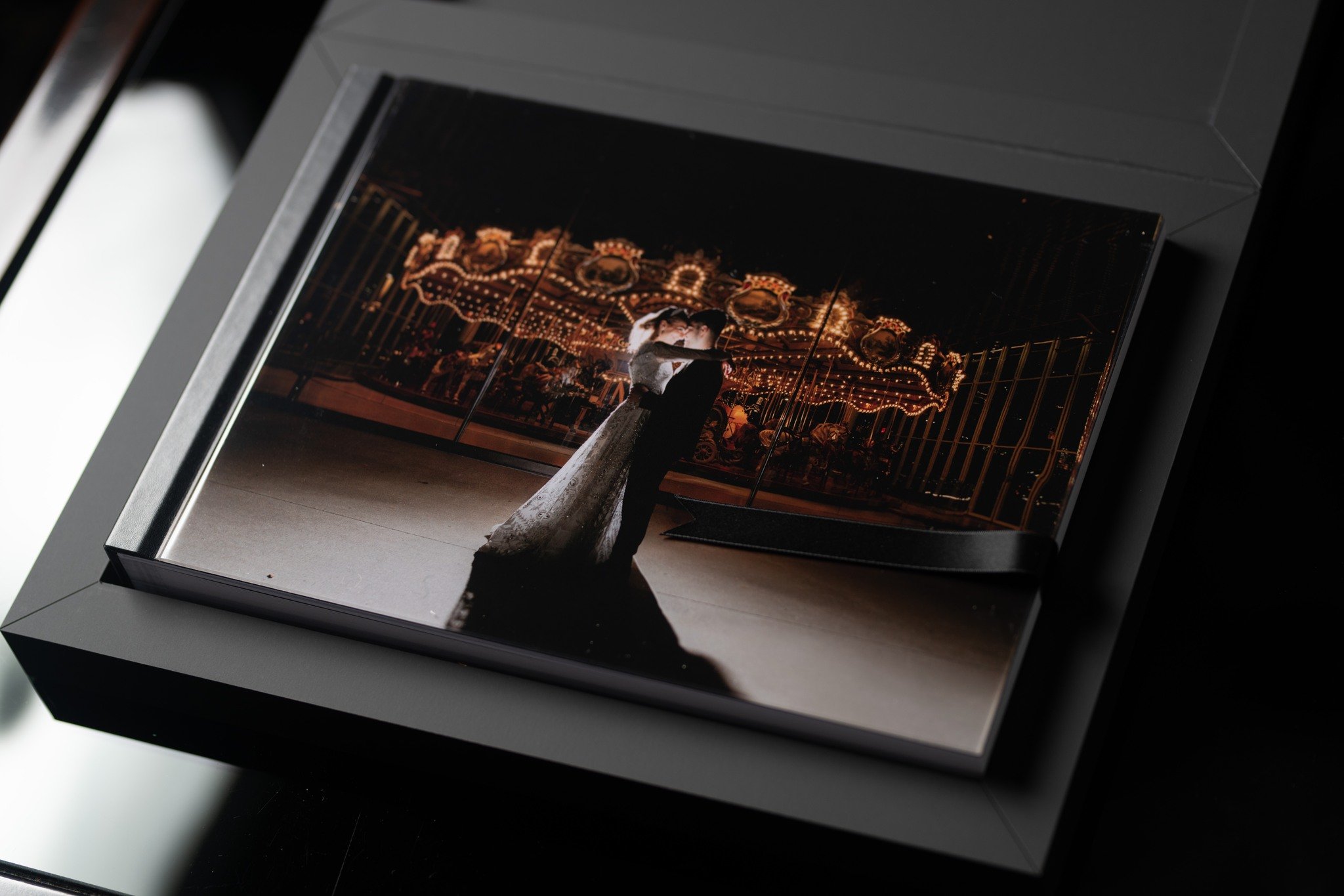 Luxury albums for life&rsquo;s best moments!

Our Signature album is a timeless album designed for those who cherish their most precious moments.

The beautiful album comes in a luxury box for an elegant presentation, with fully customizable material