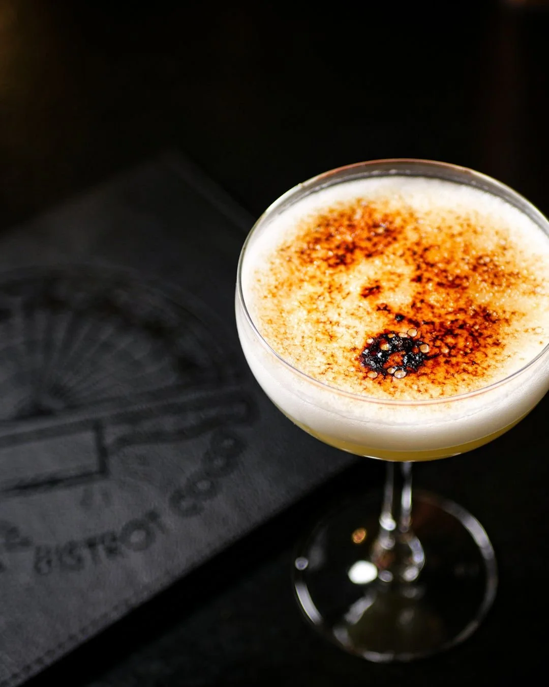 Lemon Pie.
Un cocktail aux &eacute;quilibres pr&eacute;cis, entre fra&icirc;cheur acidul&eacute;e et douceur ma&icirc;tris&eacute;e.

Au Bistrot Coco
R&eacute;servation en ligne &middot; bistrot-coco.fr