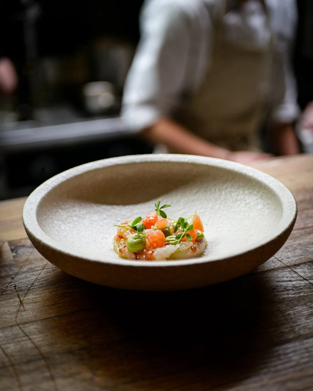 Crudo de crevettes sauvages, en fra&icirc;cheur &eacute;clatante.
Texture d&eacute;licate, tension iod&eacute;e, une expression vive qui s&rsquo;&eacute;panouit en bouche.

Laissez-vous surprendre par notre carte d&eacute;jeuner.
Au Bistrot Coco
R&ea