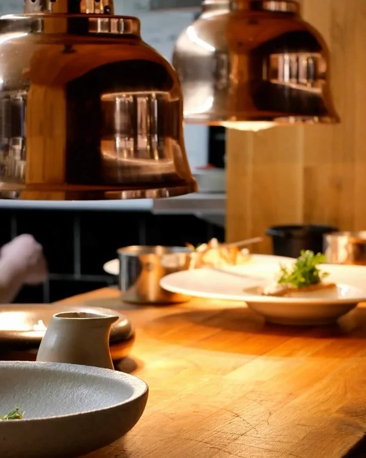 Le menu d&eacute;jeuner s&rsquo;&eacute;panouit comme un instant suspendu, une ode discr&egrave;te aux produits de saison et &agrave; la sensibilit&eacute; du chef. Chaque assiette raconte un &eacute;quilibre, une nuance, un souffle.

Au Bistrot Coco