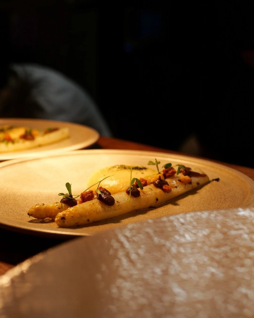 Asperges blanches, en &eacute;l&eacute;gance printani&egrave;re.
Texture tendre, douceur v&eacute;g&eacute;tale, une expression d&eacute;licate qui s&rsquo;&eacute;tire en finesse en bouche.

Laissez-vous s&eacute;duire par notre carte d&eacute;jeune