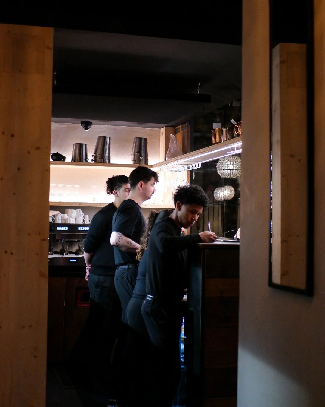 Derri&egrave;re chaque assiette se cache une &eacute;quipe passionn&eacute;e.

En cuisine comme en salle, chaque geste compte pour donner vie &agrave; une exp&eacute;rience sinc&egrave;re et raffin&eacute;e.

Une m&ecirc;me exigence, un m&ecirc;me en