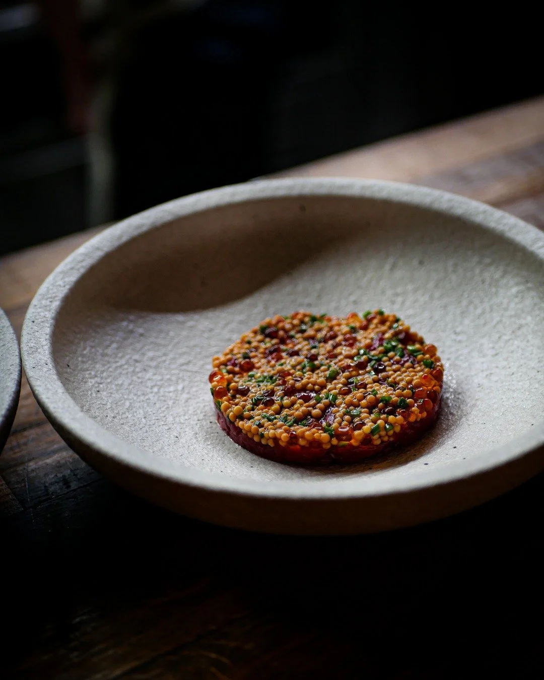 Tartare de b&oelig;uf

Comme suspendues &agrave; la surface, les touches color&eacute;es rythment l'assiette avec d&eacute;licatesse.
Une entr&eacute;e tout en nuances, o&ugrave; le regard se laisse s&eacute;duire avant le palais.

&Agrave; d&eacute;