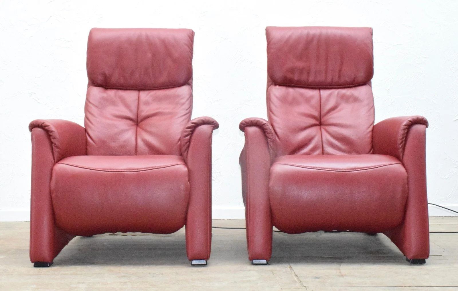 PAIR HIMOLLA CUMULY 7978 LEATHER ELECTRIC RECLINING CHAIRS - INTEGRATED LEGRESTS