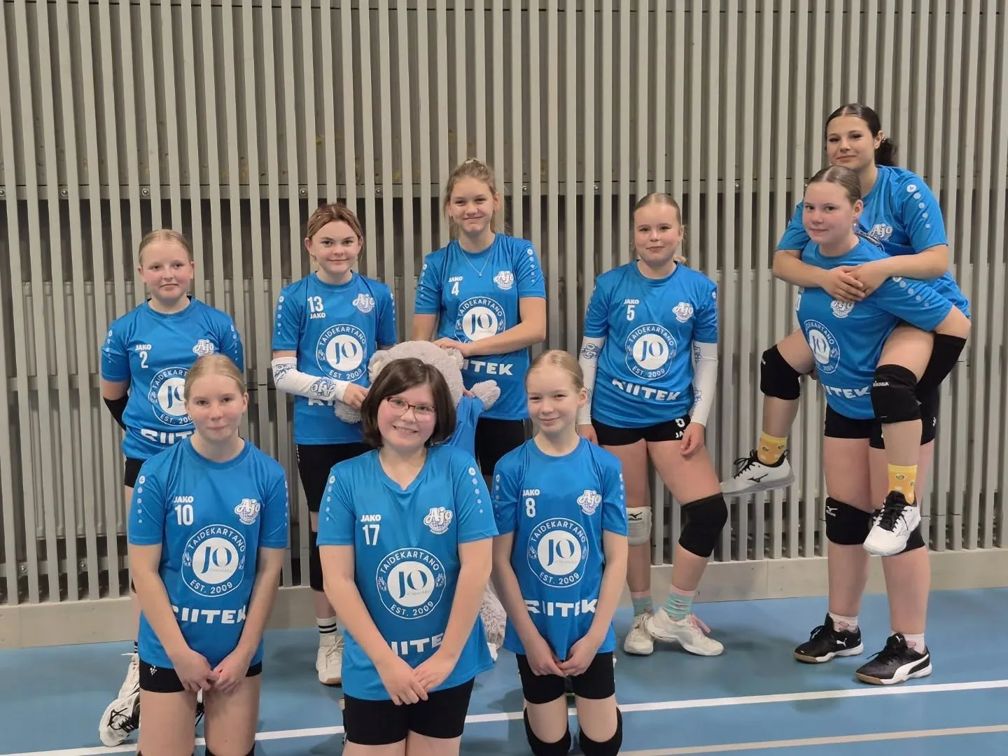 My&ouml;s D-tyt&ouml;t avasivat kautensa aluesarjan kotiturnauksella Nojanmaassa! 

Ajo Rosvot voitti keskin&auml;isen ottelun sek&auml; KLP:n joukkueen suoraan 2-0 ja h&auml;visi p&auml;iv&auml;n viimeisess&auml; kamppailussa niukasti 2-1 Hatsolan D