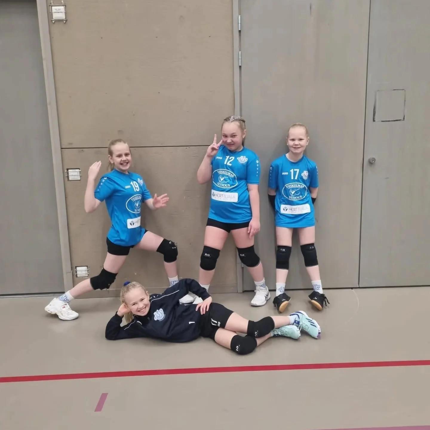 E-tytt&ouml;jen aluesarjajoukkue liekeiss&auml; Joensuussa! 

Tyt&ouml;t onnistuivat voittamaan molemmat p&auml;iv&auml;n pelins&auml;. Vastustajina olleet JuJun joukkueet kaatuivat toinen 3-0 ja toinen 2-1! 

Valmennuksen kommentit: 
Pelit meni ihan