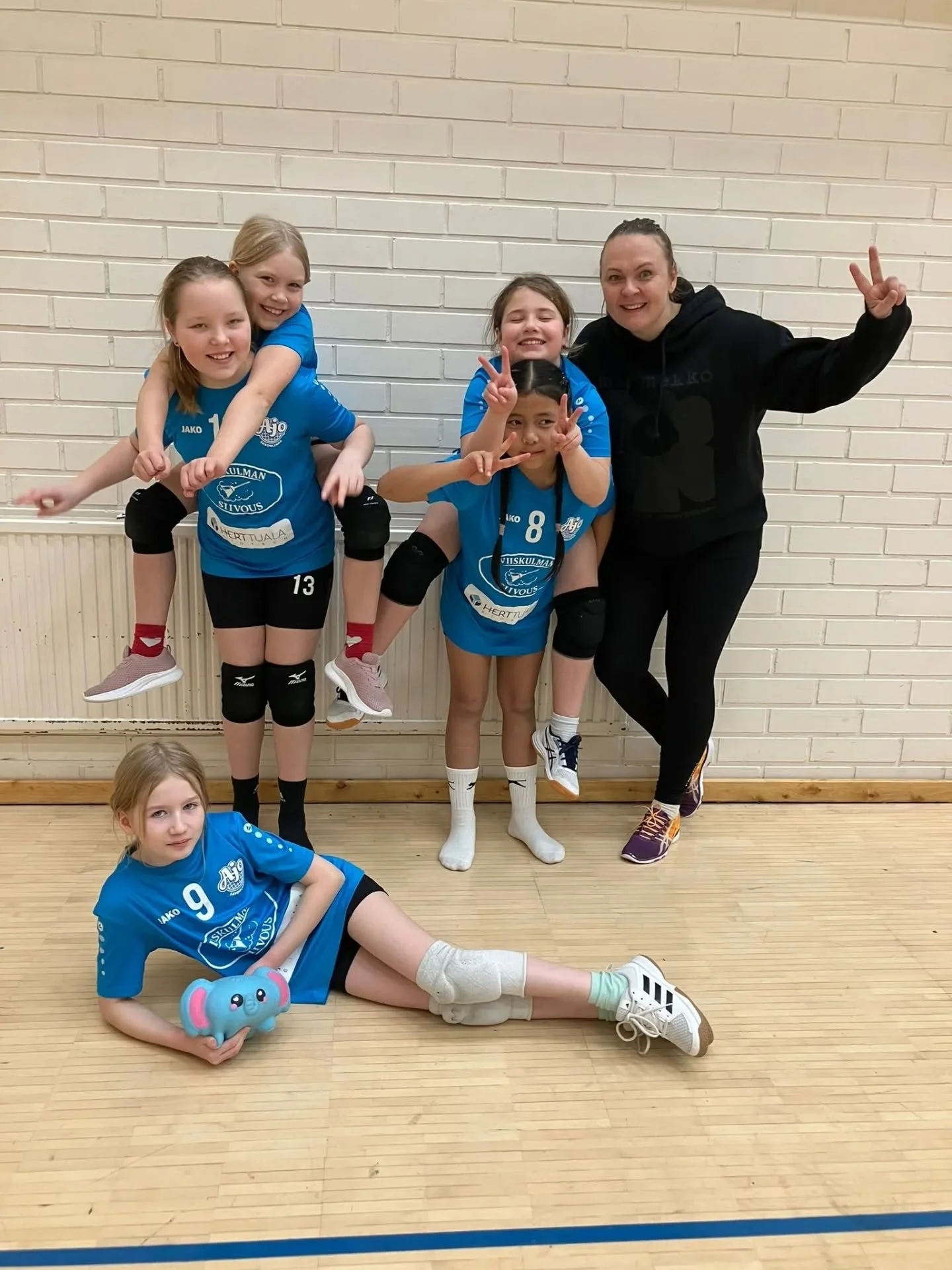 E-tytt&ouml;jen turnauskuulumisia lauantailta!

Kuopiossa vierailleet tiikerisarjajoukkueet:
Olipa meill&auml; mukava vuoden ensimm&auml;inen pelireissu Kuopiossa! Melkein suoraan joululomilta kentille, mutta hyvin sujui pelit. ☺️
Uudet joukkuejaot o