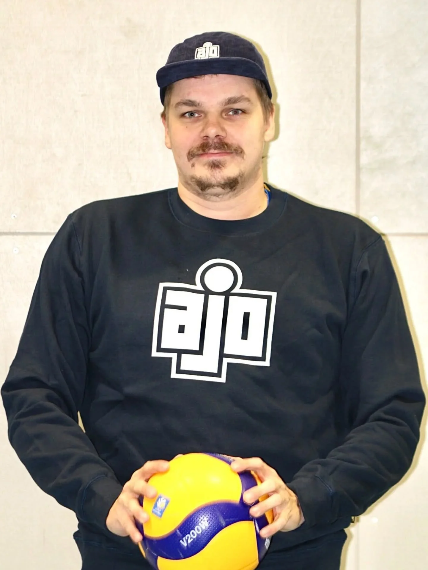 &Auml;&auml;rimm&auml;isen tyylikk&auml;it&auml; RETRO-tuotteita saatavilla edelleen! 

Jotkut koot ehdittiin jo myyd&auml; loppuun mutta nyt saatiin varastoon t&auml;ydennyst&auml;! 
Colleget ja T-paidat ovat Snickers merkkisi&auml;, laadukkaita ja 