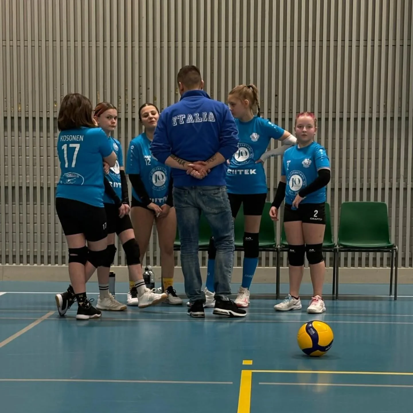 D-tyt&ouml;t kotiturnauksessa Nojanmaassa! 

D-tytt&ouml;jen Poliisit ja Rosvot pelasivat t&auml;n&auml;&auml;n kotiturnauksen Nojanmaan koululla! 
Rosvot ottivat turnauksesta ilon irti pelaamalla kaikki ottelut kolme-er&auml;isin&auml;. Kaksi ottelu