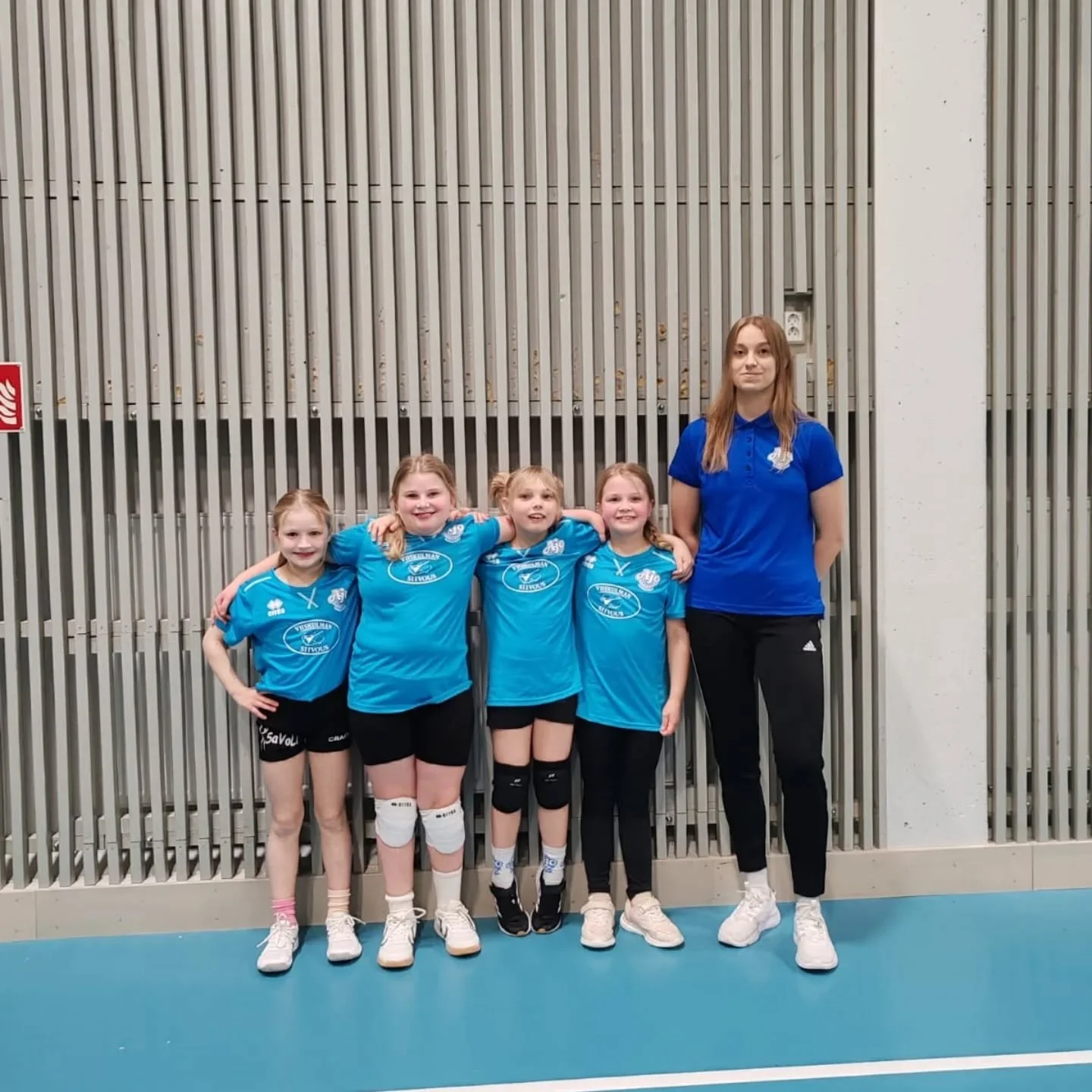 Kyll&auml; yksi pelikauden parhaista jutuista on aina se kun saadaan uusia lentopalloilijan alkuja ensimm&auml;ist&auml; kertaa peleille:

Ajon uusi U9 (F-tyt&ouml;t) joukkue osallistui lauantaina ensimm&auml;iseen turnaukseensa Nojanmaan koululla. I