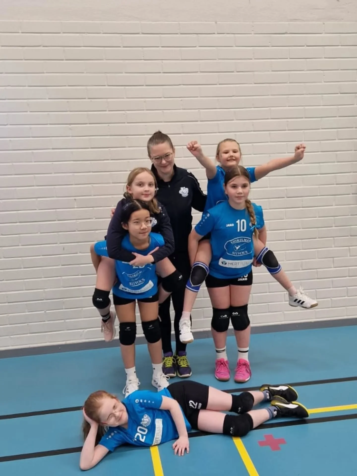 E-tiikereill&auml; kotiturnaus Pihlajaniemell&auml;! 

P&auml;iv&auml;n turnauksessa kolmen Ajon joukkueen vieraana oli per&auml;ti nelj&auml; Puijo Wolleyn joukkuetta! Kentill&auml; n&auml;htiin j&auml;lleen my&ouml;s ensimm&auml;ist&auml; turnausta