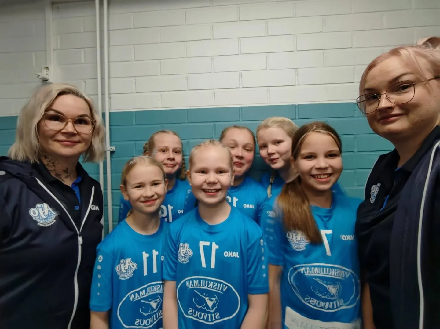 E-tytt&ouml;jen aluesarjajoukkue vierailulla Outokummussa!

Tyt&ouml;t saivat valmentajillakin sykkeet nousemaan kun kaksi ensimm&auml;ist&auml; peli&auml; p&auml;&auml;ttyiv&auml;t j&auml;nnitt&auml;v&auml;sti todella niukkoihin tappioihin kolmansis