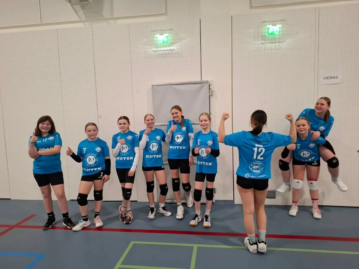 D-tytt&ouml;jen (U13) peli kehittyy! 

Poliisit ja Rosvot matkustivat molemmat pelaamaan Juvalle yhdess&auml; naapuriseura @kerimaenlentopallo86 kanssa!
Hieman vaisun edellisturnauksen j&auml;lkeen nyt otettiin taas steppi eteenp&auml;in! Molemmat jo