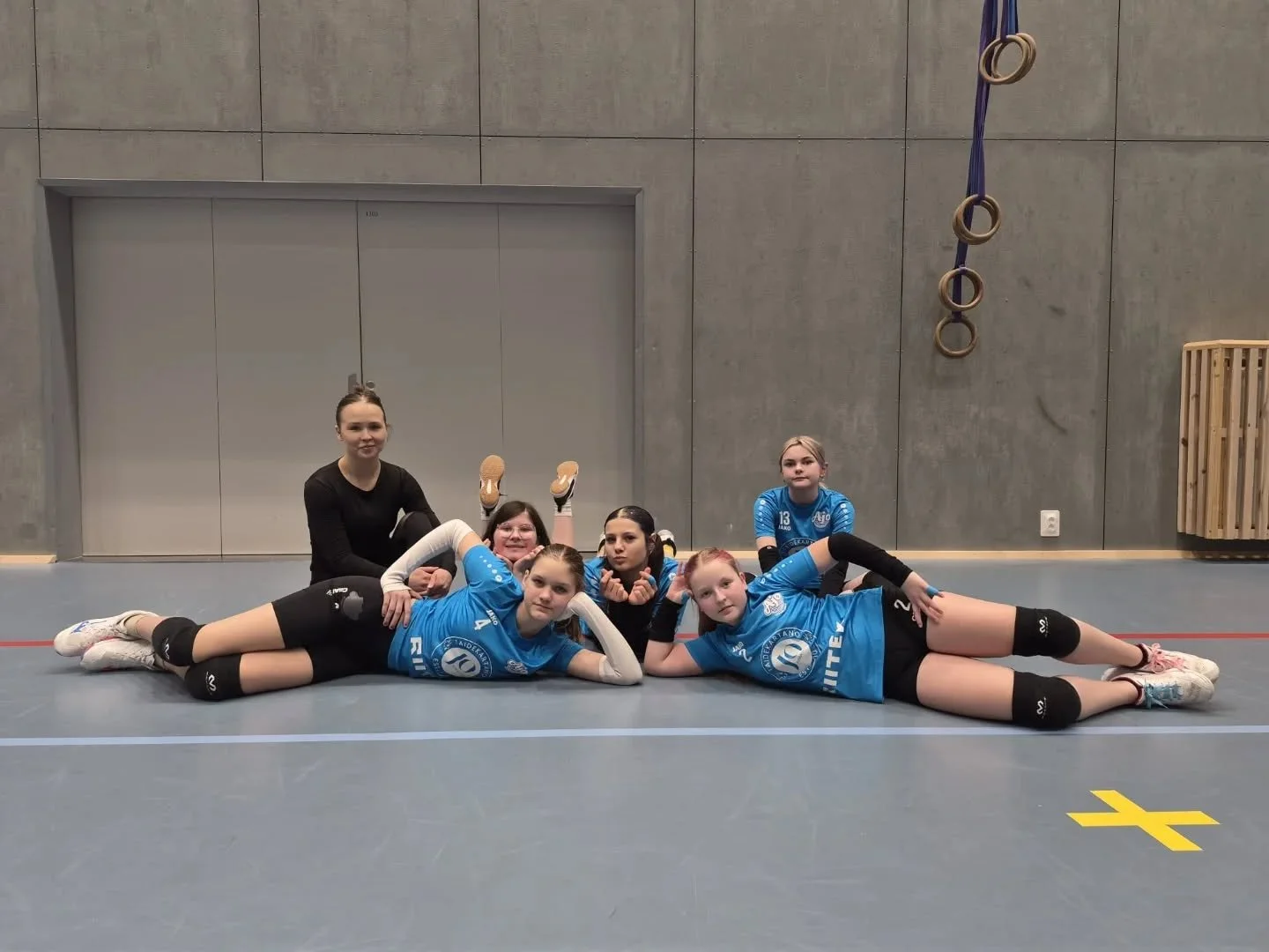 D-tyt&ouml;t Suonenjoella ja Joroisissa! 

Ajo Poliisit matkasi lauantaina Suonenjoelle yhdess&auml; yst&auml;vyysseura Kerim&auml;en Lentopallo -86 kanssa! Tyt&ouml;t onnistuivat voittamaan turnauksessa yhden kolmesta ottelustaan! 

Ajo Rosvot taas 