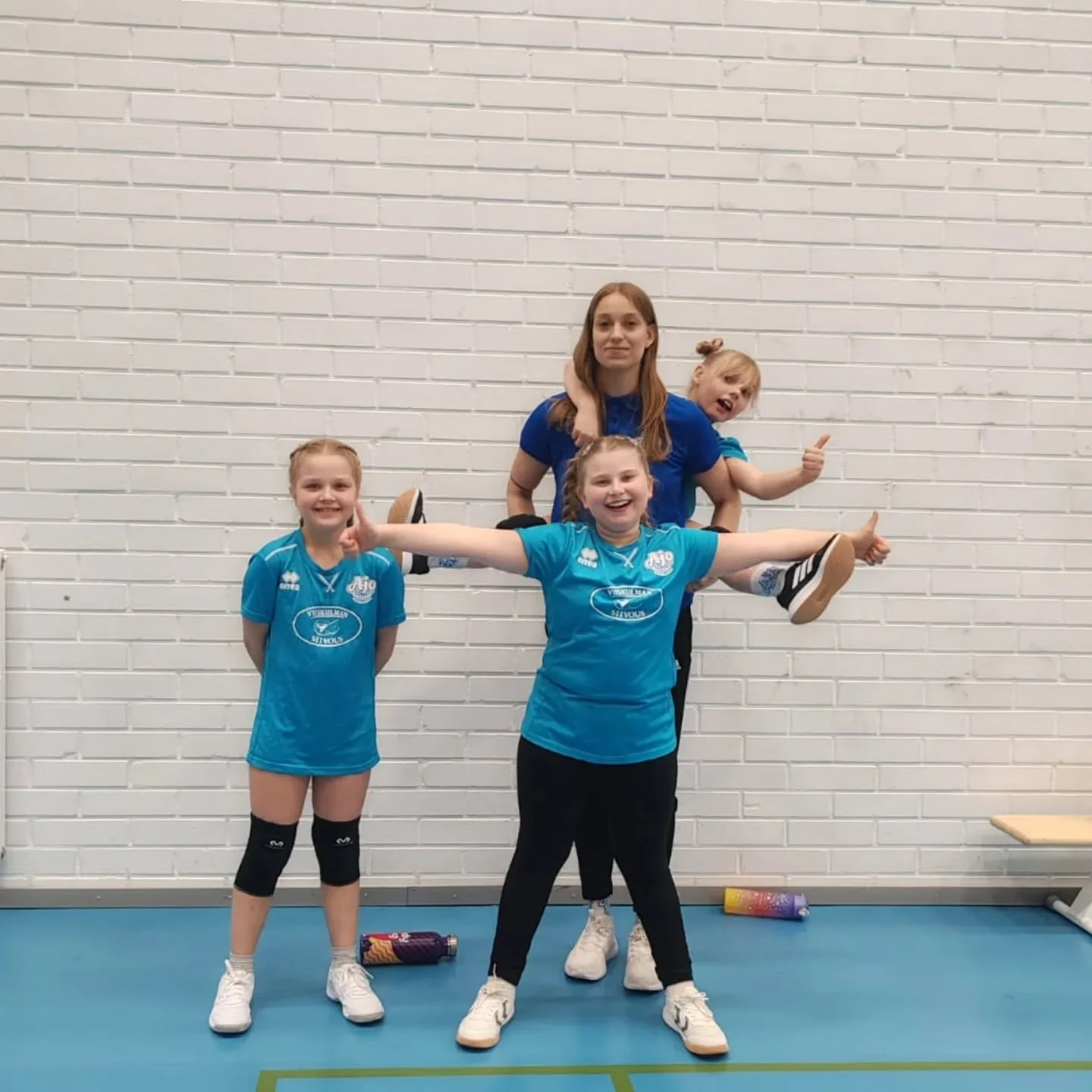 U9 tyt&ouml;t eli seuran nuorimman p&auml;&auml;siv&auml;t my&ouml;s pitk&auml;st&auml; aikaa peleille Outokummussa! 

Raporttia turnauksesta:
Pelit meni hyvin! Ensimm&auml;isess&auml; v&auml;h&auml;n j&auml;nnityst&auml; ilmassa nii j&auml;&auml;tin