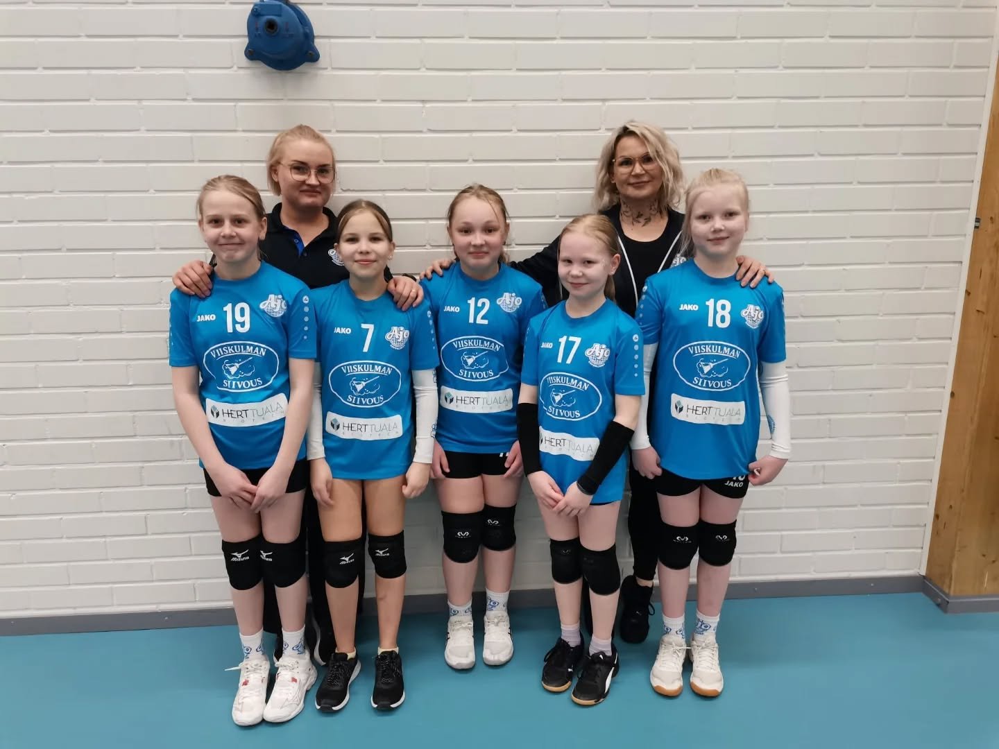 My&ouml;s E-tyt&ouml;t p&auml;&auml;ttiv&auml;t sarjakautensa viikonloppuna!

 
Muutamista sairastumisista huolimatta ik&auml;luokkaan saatiin j&auml;lleen jalkeille jopa 5 joukkuetta! 

Aluesarjajoukkue pelasi Savonlinnassa East Volleyn j&auml;rjest