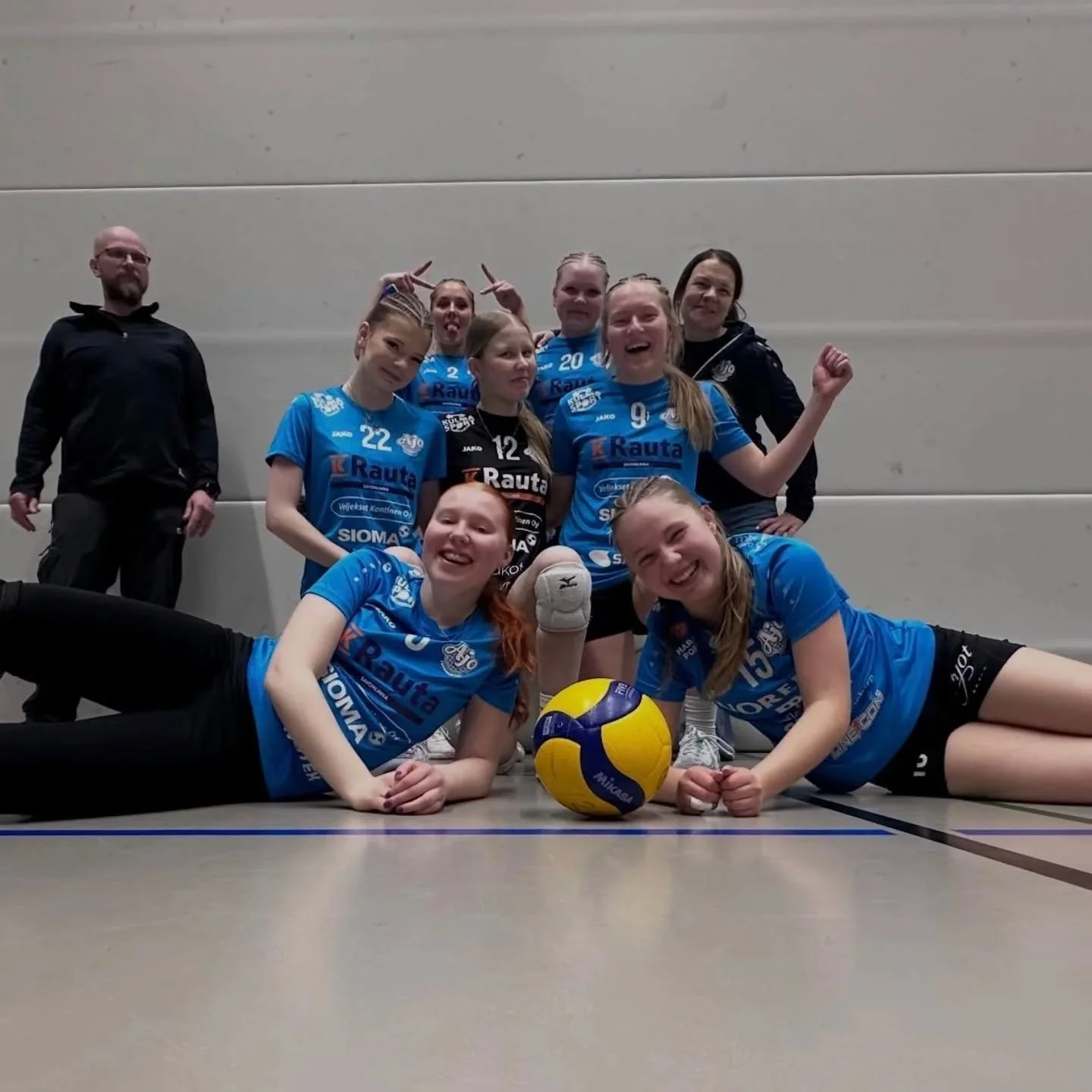 B-tytt&ouml;jen kaudet p&auml;&auml;t&ouml;kseen lauantaina! 

Kempeleess&auml; vieraillut Corolla toteutti uskollisesti kauden loppuun asti hyv&auml;ksi havaittua tapaa: Kun nyt on kerran kauas l&auml;hdetty niin pelataan niin paljon kuin pystyt&aum