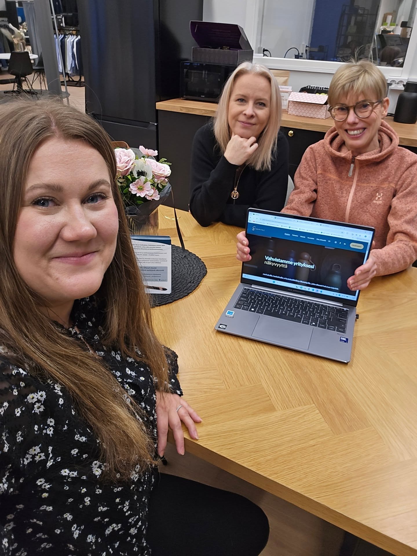 Asiakastapaamiset on mun ty&ouml;ss&auml; niit&auml; hetki&auml;, joista saan paljon energiaa 💜

Suuri osa p&auml;ivist&auml; kuluu itsen&auml;isesti koneen &auml;&auml;ress&auml;, joten on aina ilo p&auml;&auml;st&auml; juttelemaan ja suunnittelema