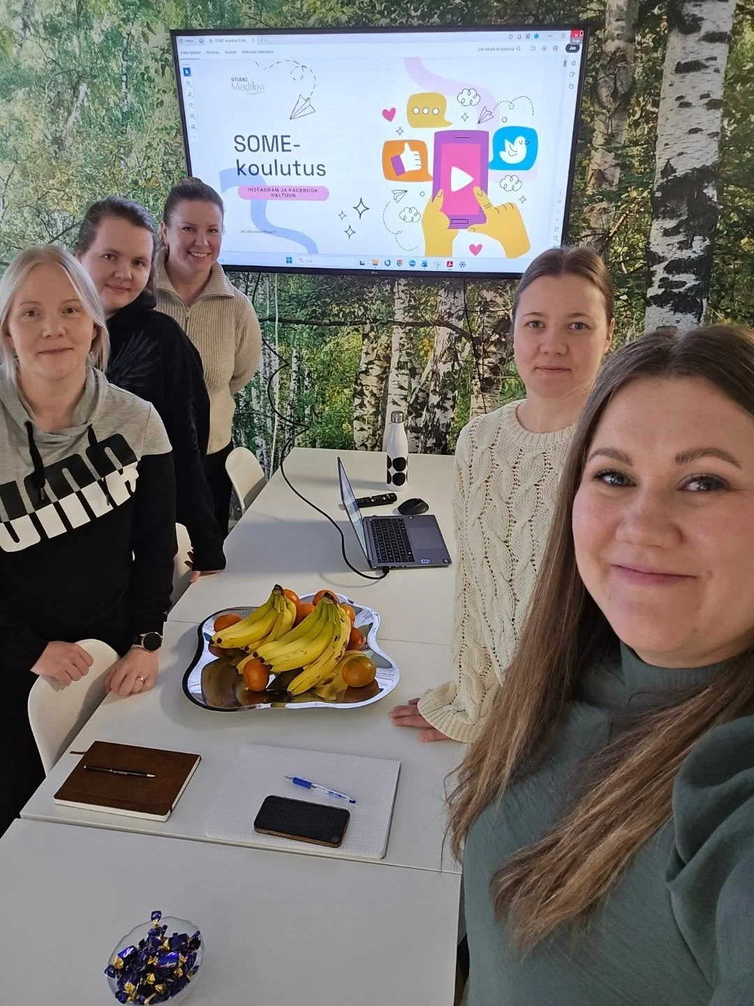 Helmikuun alussa sain pit&auml;&auml; koulutuksen somesta🤍

Pys&auml;hdyimme katsomaan somen kokonaisuutta ja loimme yhdess&auml; selke&auml;mp&auml;&auml; suuntaa tekemiselle. Kirkastimme, miksi somea tehd&auml;&auml;n, kenelle viestit&auml;&auml;n